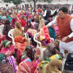 अटल के जन्मदिन पर कृपाशंकर सिंह द्वारा 2000 जरूरतमंदों को कंबल वितरित