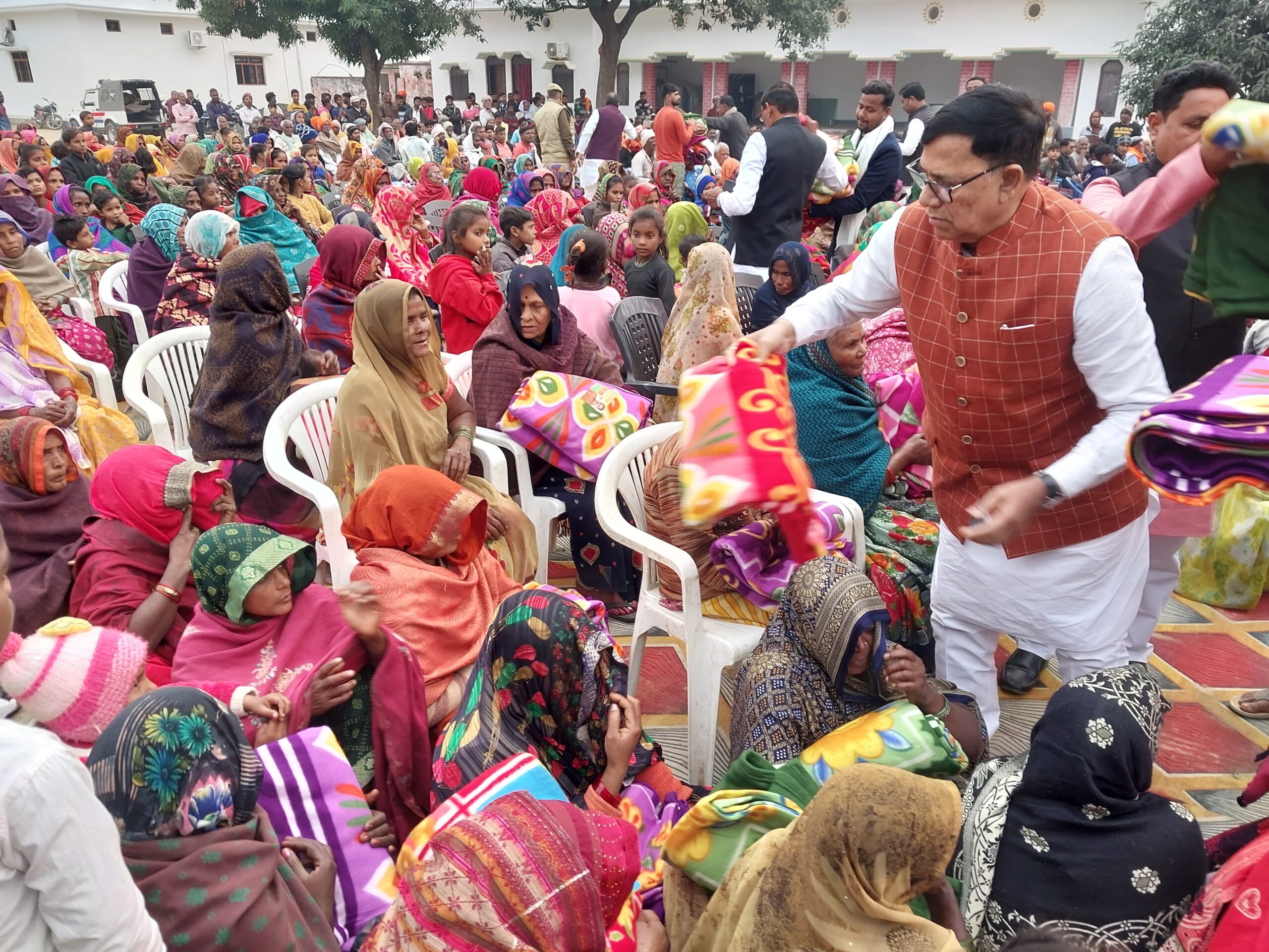 अटल के जन्मदिन पर कृपाशंकर सिंह द्वारा 2000 जरूरतमंदों को कंबल वितरित