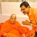 जगद्गुरु स्वामी रामभद्राचार्य से अनिल गलगली ने लिया आशीर्वाद