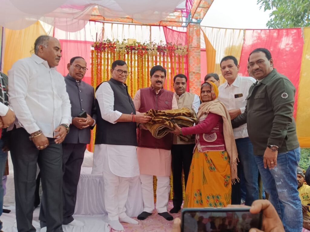 जगतगुरु नरेंद्राचार्य की उपस्थिति में हजारों जरूरतमंदों को कंबल वितरित