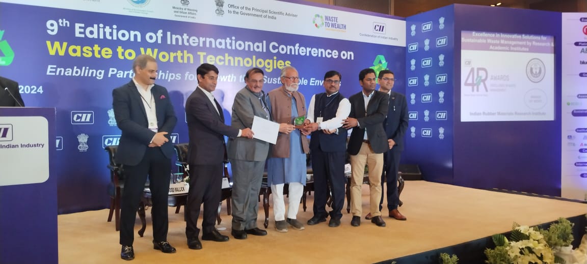 केंद्रीय मंत्री भूपेंद्र यादव के हाथों मिला अवार्ड