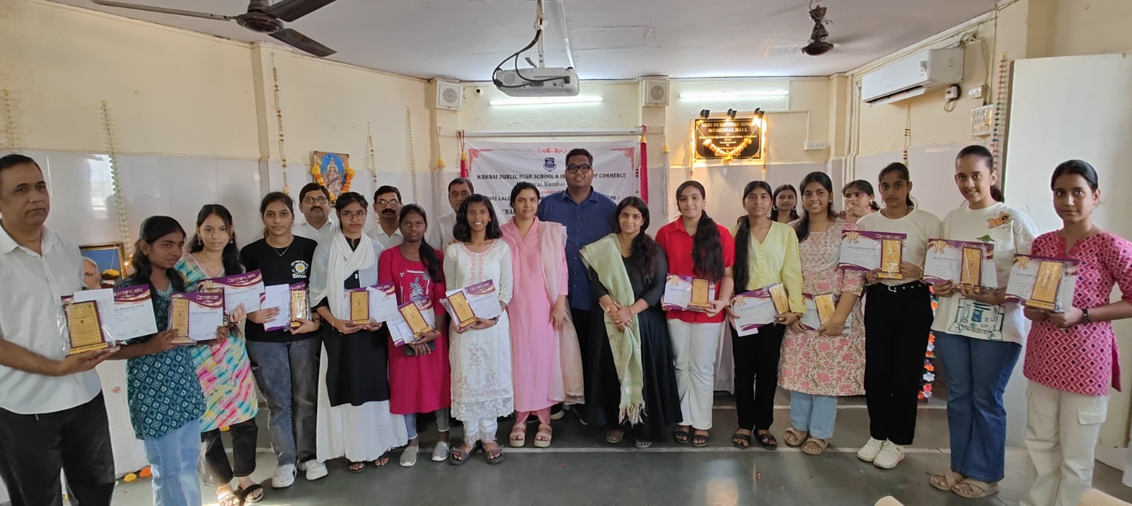 दुर्गविजय सिंह की पुण्यतिथि पर बालिकाओं को किया गया सम्मानित