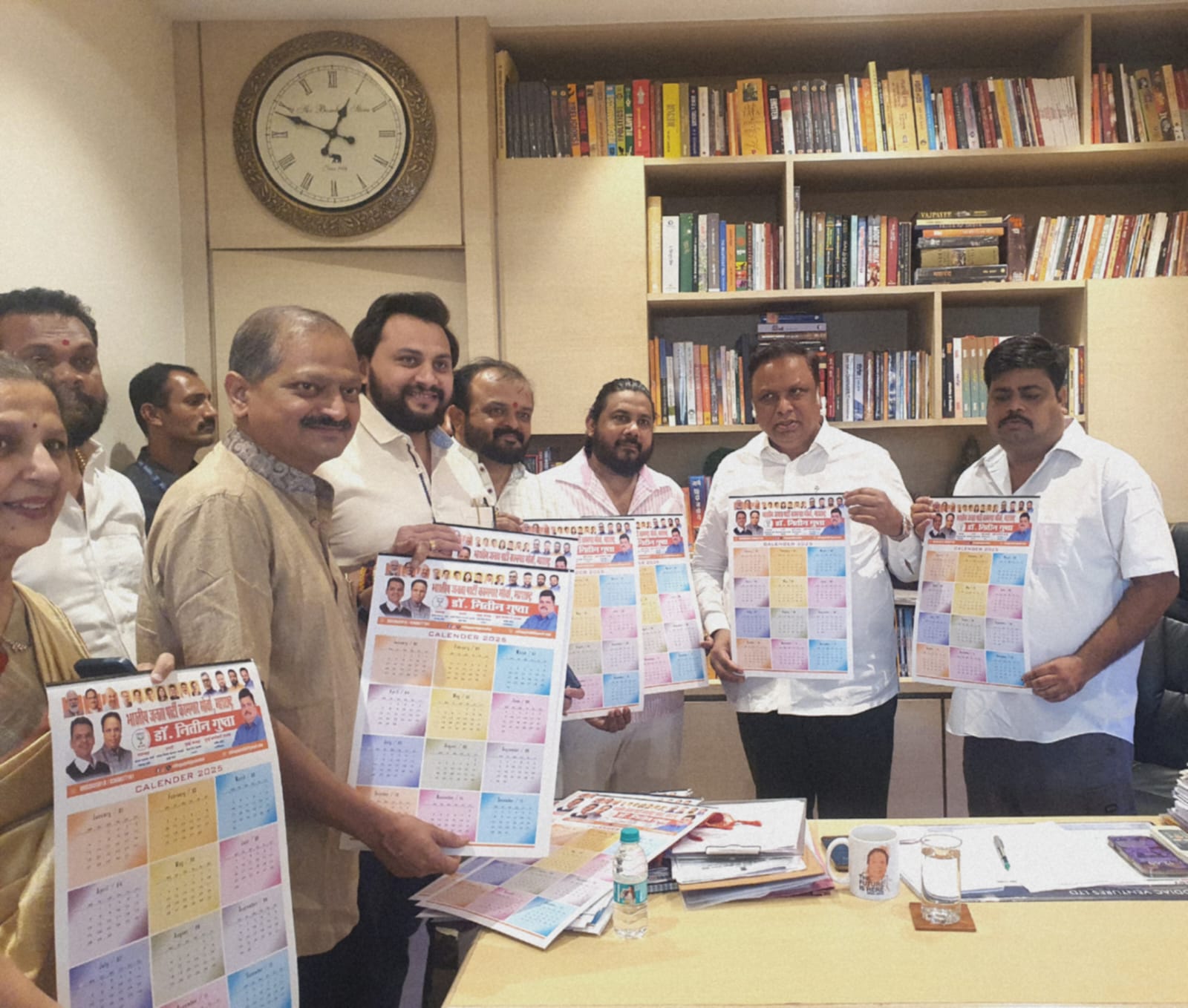 एड. आशीष शेलार ने किया भाजपा चित्रपट कामगार आघाड़ी के कैलेंडर का विमोचन