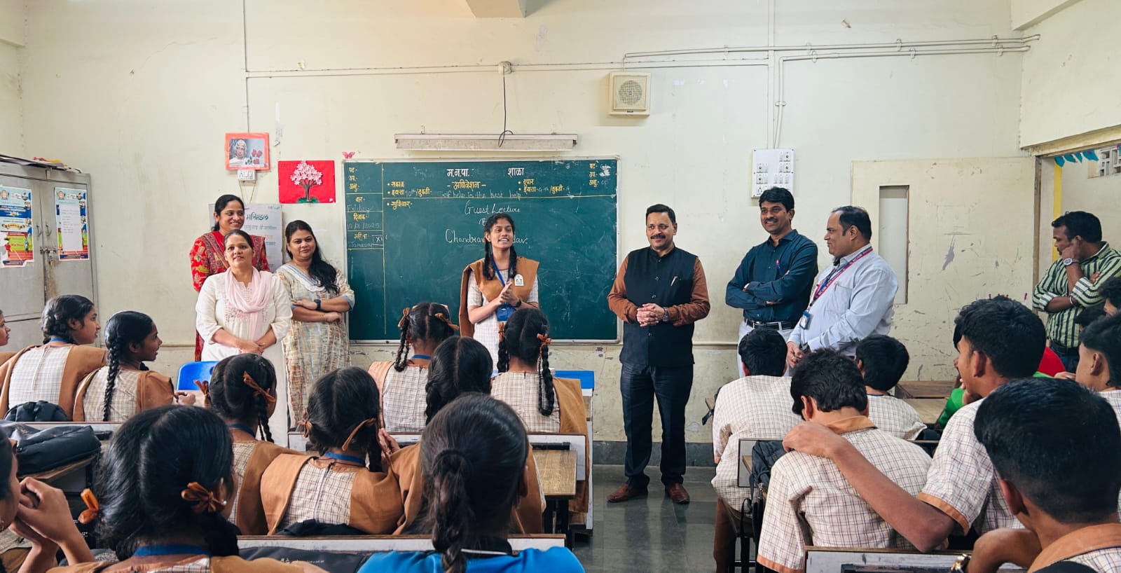 चंद्रवीर यादव ने किया दसवीं के विद्यार्थियों का मार्गदर्शन