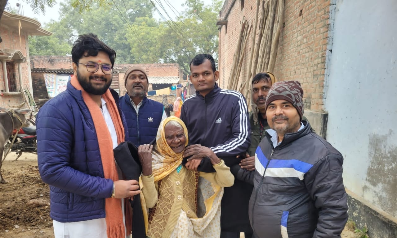 लोक चेतना संस्था ने जरूरतमंदों में वितरित किया कम्बल