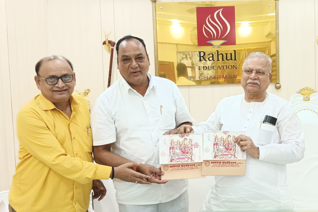 लल्लन तिवारी ने किया समरस फाउंडेशन के धार्मिक टेबल कैलेंडर का विमोचन