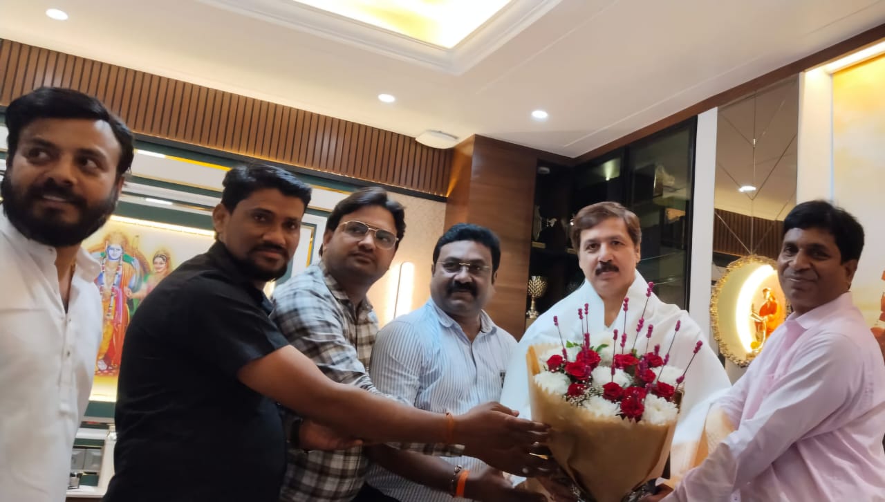 पूर्वांचल विकास परिवार ने किया पूर्व सांसद धनंजय सिंह का सम्मान