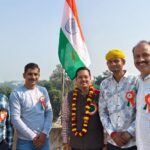 नया सबेरा कार्यालय पर वरिष्ठ समाजसेवी श्याम मोहन ने किया ध्वजारोहण