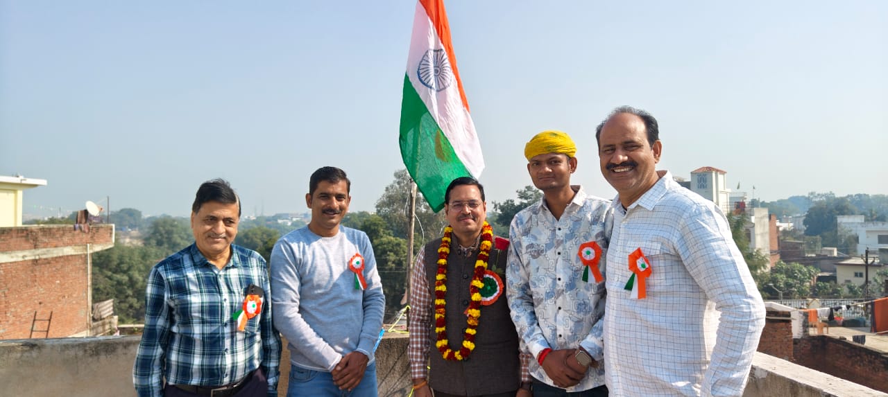 नया सबेरा कार्यालय पर वरिष्ठ समाजसेवी श्याम मोहन ने किया ध्वजारोहण