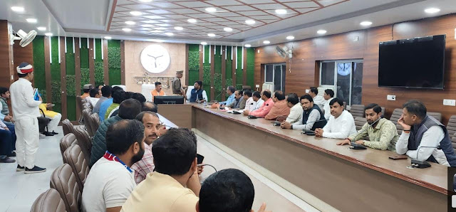 बैठक में लेखाकार के न पहुंचने पर , डीएम हुए नाराज