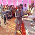 निर्मला त्रिपाठी की पुण्यतिथि पर जरूरतमंदों को कंबल का उपहार