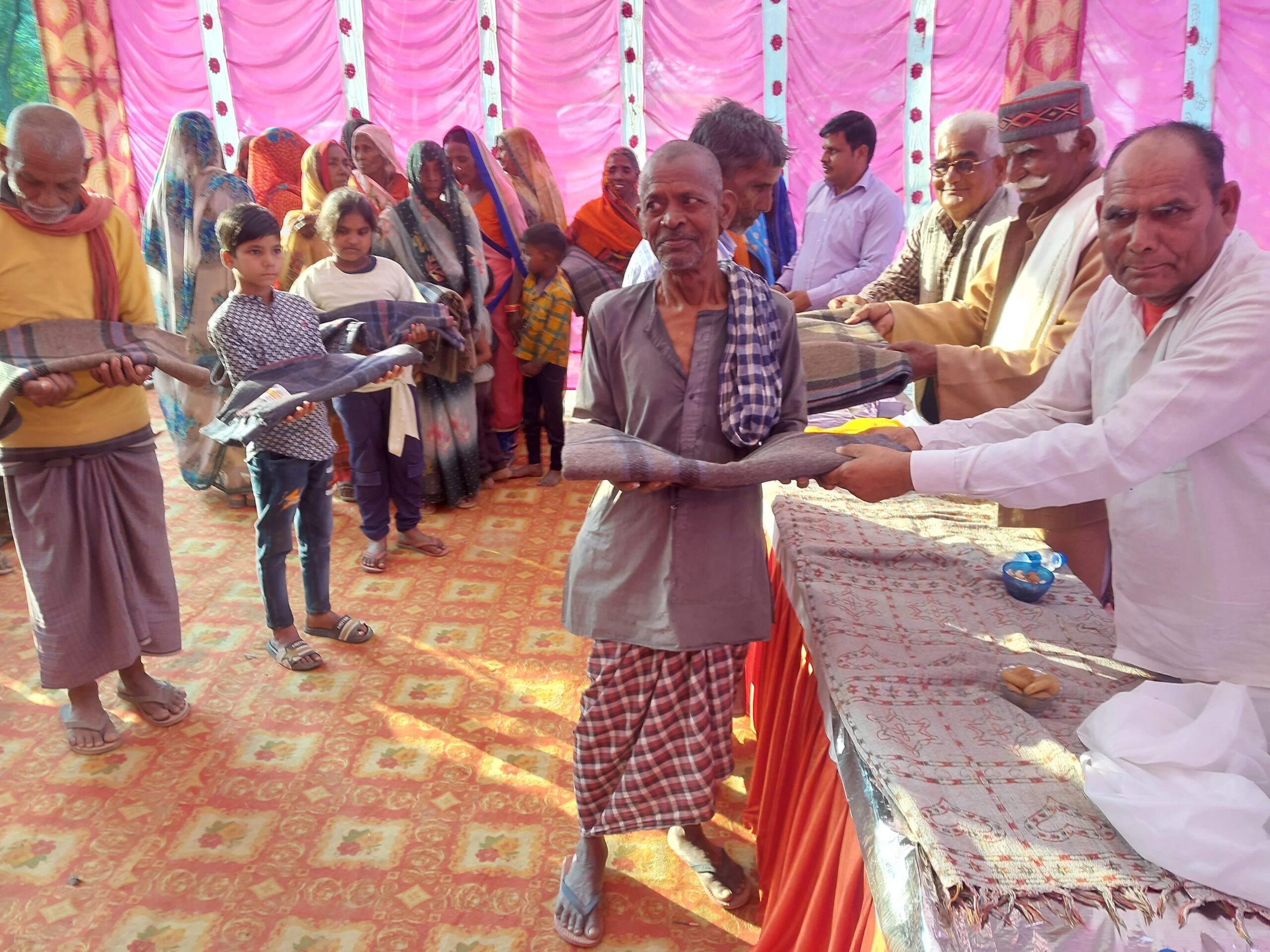 निर्मला त्रिपाठी की पुण्यतिथि पर जरूरतमंदों को कंबल का उपहार