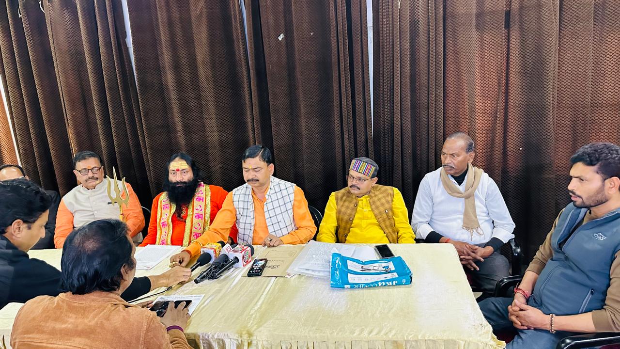 पुलिस उत्पीड़न को लेकर पीड़ित के पक्ष में उतरी हिन्दू महासभा त्रिदंडी।