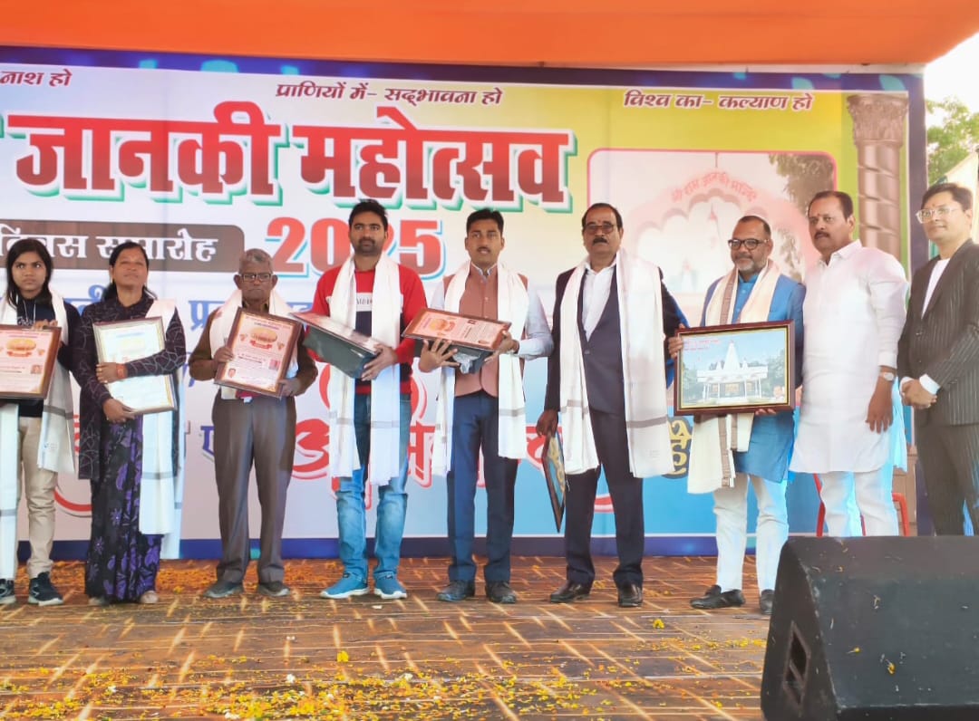 समाजसेवी पंकज मिश्रा ने किया प्रतिभावान युवाओं का सम्मान