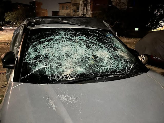 सरकारी आवासीय परिसर में अराजक तत्व ने जमकर मचाया उत्पातकिसी का दरवाजा पीटा तो किसी की तोड़ी खिड़की