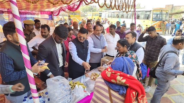 डीएम व सीडीओ ने महाकुम्भ यात्रियों को दिया खाद्य सामग्री