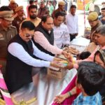 डीएम ने महाकुम्भ यात्रियों को दिया खाद्य व पेय पदार्थ