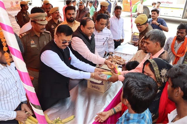 डीएम ने महाकुम्भ यात्रियों को दिया खाद्य व पेय पदार्थ