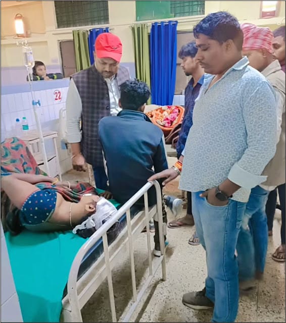 कुंभ स्नान कर लौट रहे श्रद्धालुओं की गाड़ी गड्ढे में पलटी, कई घायल