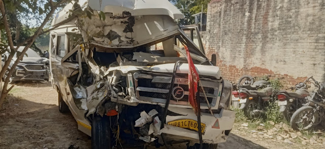 अयोध्या जा रही मिनी बस ट्रेलर से भिड़ी दो मृत, दस घायल