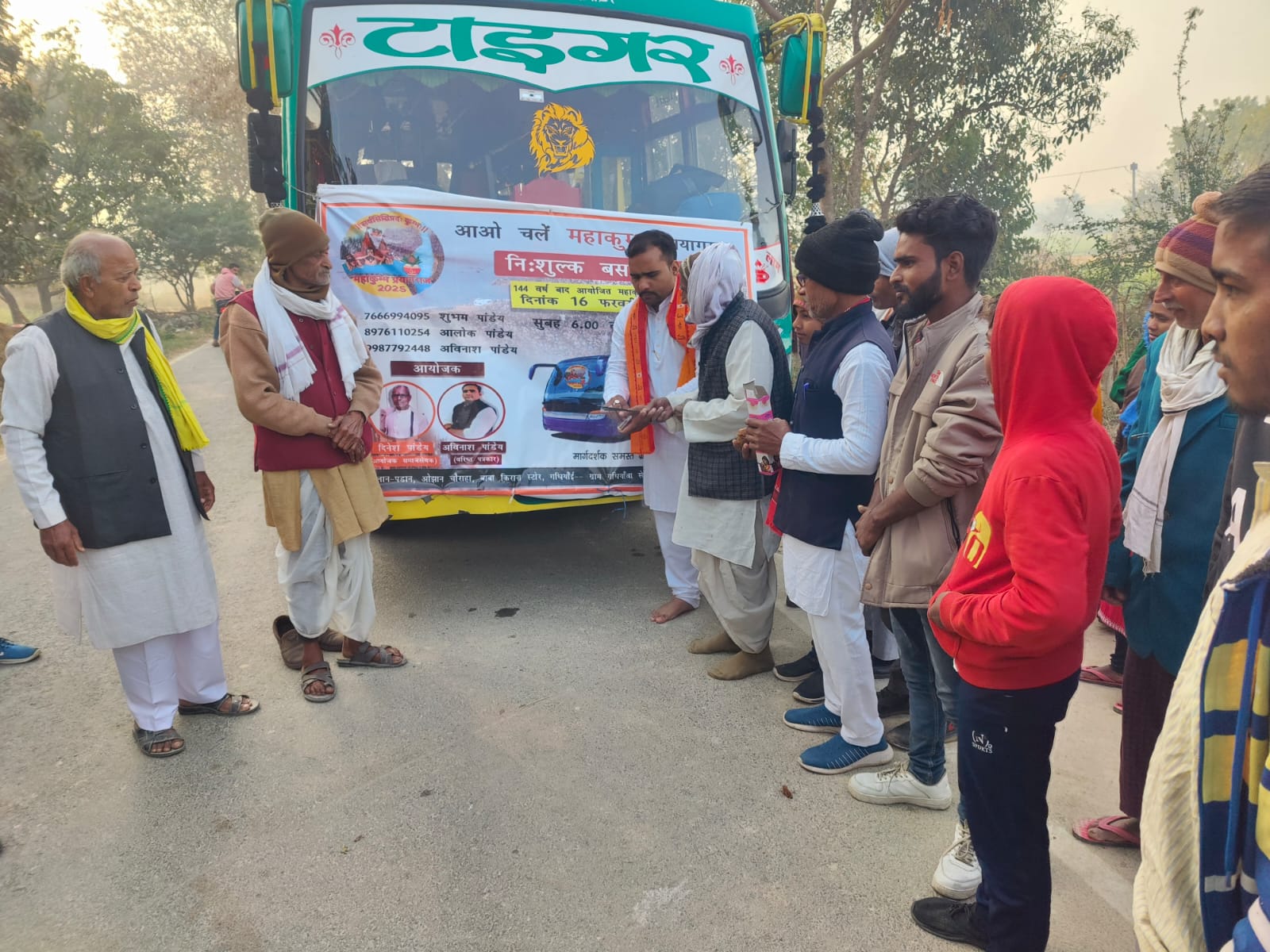 महाकुंभ स्नान बस सेवा यात्रा में शामिल श्रद्धालुओं ने लगाई आस्था की डुबकी