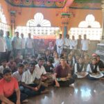 सुखदेव काशीद की याद में बच्चों को शैक्षणिक वस्तुओं का वितरण