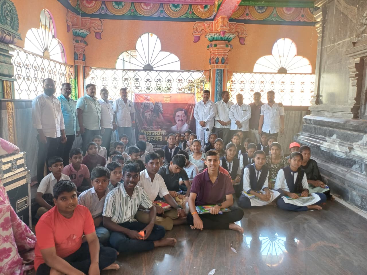 सुखदेव काशीद की याद में बच्चों को शैक्षणिक वस्तुओं का वितरण