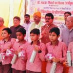 डाॅ. आर.ए.तिवारी फाउंडेशन द्वारा टिफिन बाॅक्स और पानी बाॅटल का वितरण