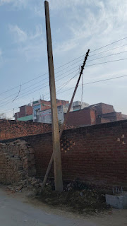 जौनपुर में दिखाई खबरो का असर…हरकत में आया बिजली विभाग रातों रात लगवाया पोल