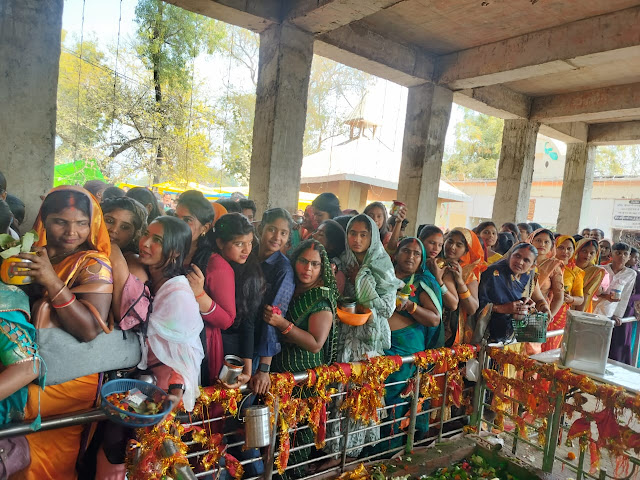 जौनपुर में शिवालयों में सुबह से लगी श्रद्धालुओं की लंबी भीड़