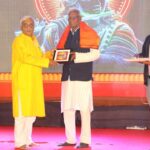 महाकुम्भ में वरिष्ठ कवि सभाजीत द्विवेदी को किया गया सम्मानित