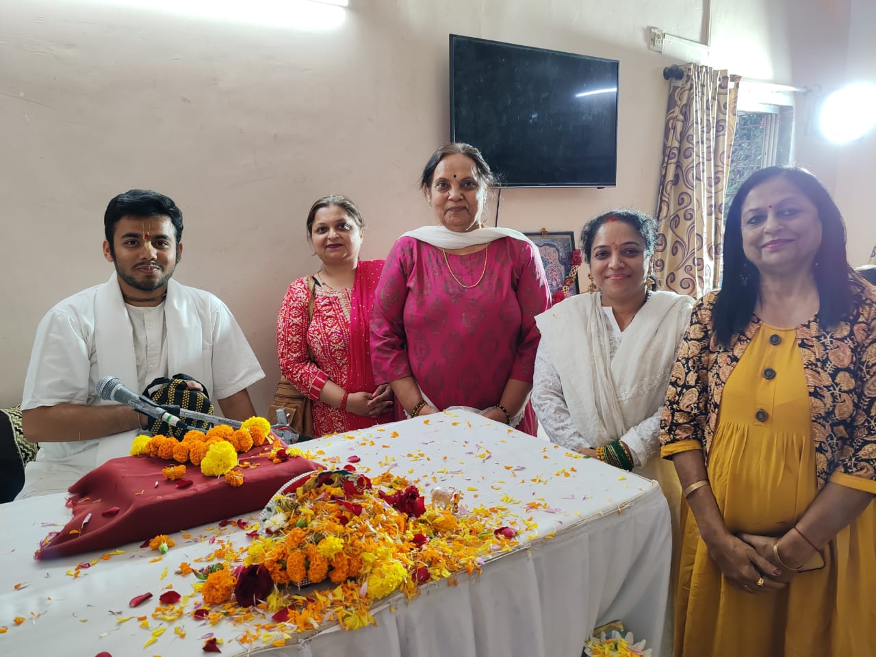 आचार्य प्रेमदास द्वारा वृद्धाश्रम में श्रीमद्भागवत की कथा