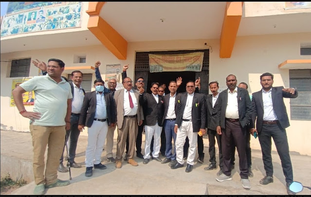 अधिवक्ताओं ने किया विरोध प्रदर्शन