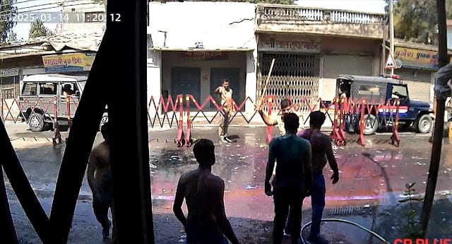 सब इंस्पेक्टर ने एक युवक को सरे आम पीटा वीडियो हुआ वायरल