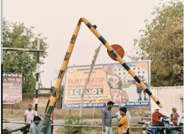 रेलवे क्रॉसिंग का बूम हुआ टेढ़ा