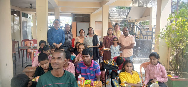 दिव्यांग बच्चों ने मनाई फूल की होली