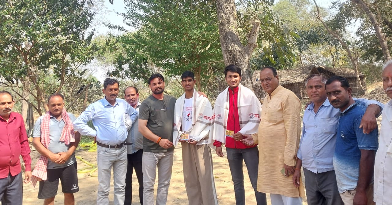 क्रिकेट के दो युवा खिलाड़ियों का समरस फाउंडेशन ने किया सम्मान