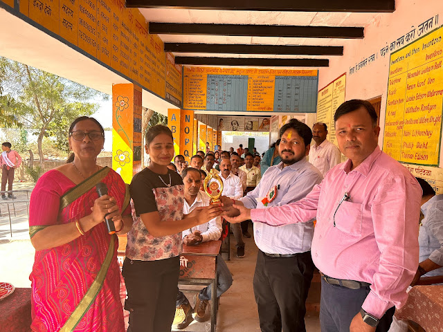 दिव्यांग छात्रा ने सुनाई भजन, गदगद हो गए अधिकारी और शिक्षक, की जमकर सराहना