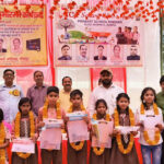 प्राइमरी स्कूल में बच्चों को सिखाया जा रहा है योगा,