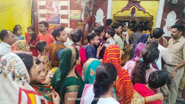 शीतला अष्टमी पर चौकिया धाम में उमड़ी भक्तों की भीड़