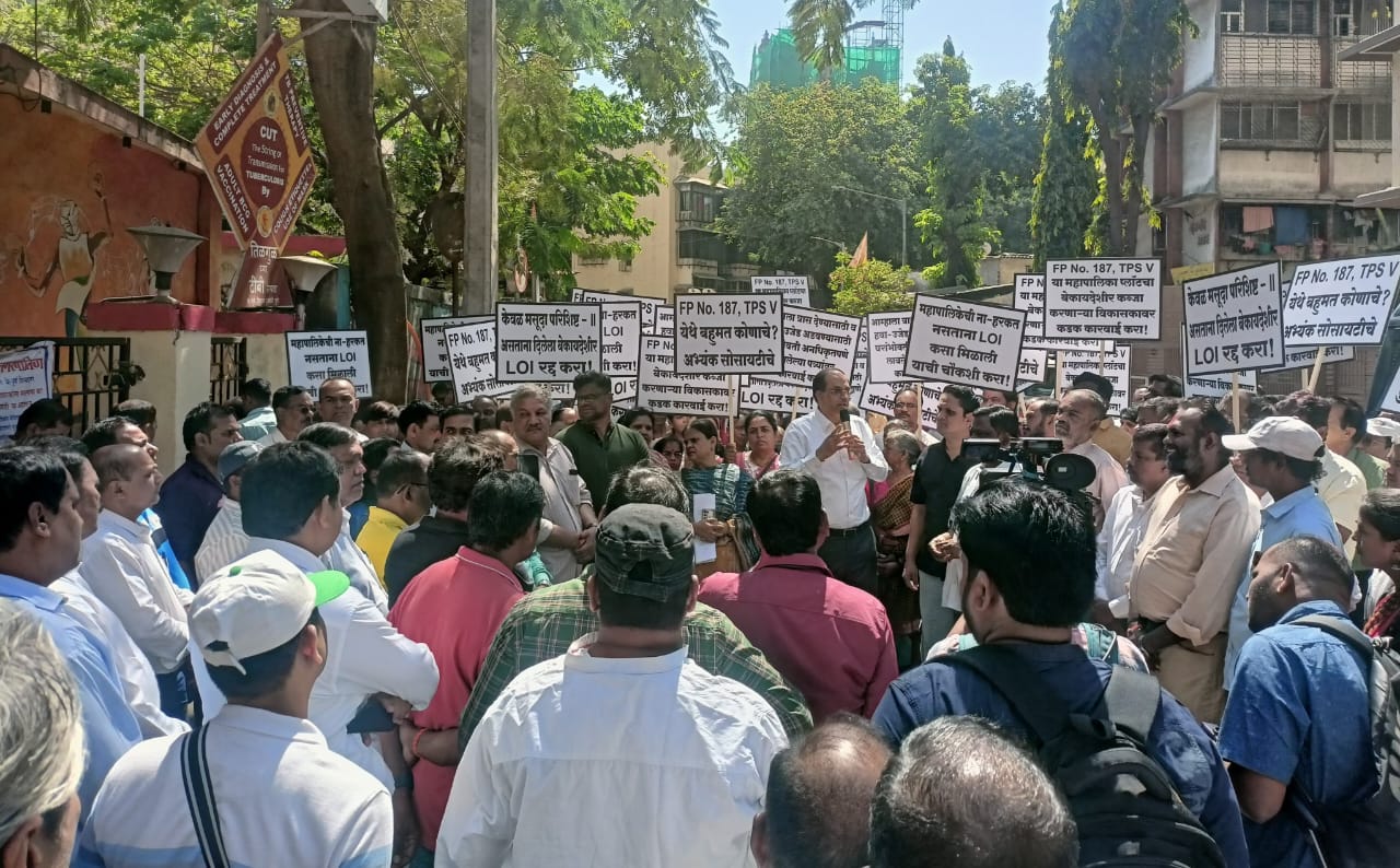 बिल्डर के उत्पीड़न के खिलाफ झोपड़ावासियों ने किया विरोध प्रदर्शन