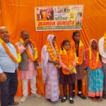 दीपिका विश्वकर्मा को ग्राम प्रधान द्वारा किया गया सम्मानित