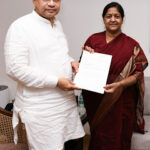 रेल मंत्री को पत्र देते हुए सीमा द्विवेदी ने दो ट्रेनों के ठहराव कि मांग की