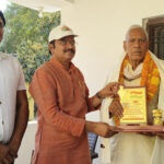 शहीद संजय सिंह के पिता ने नम आंखों से स्वीकारा मानपत्र