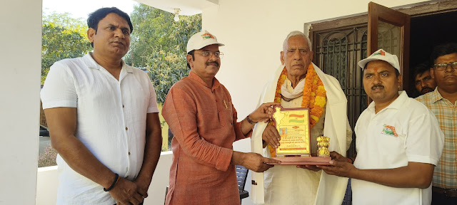 शहीद संजय सिंह के पिता ने नम आंखों से स्वीकारा मानपत्र