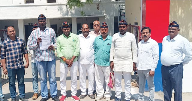 पूर्व सैनिकों ने थाना प्रभारी के विरुद्ध डीएम से पीएम तक की शिकायतथाना प्रभारी ने धमकी देते हुए कहा "तुम्हें जूते से मारूंगा"