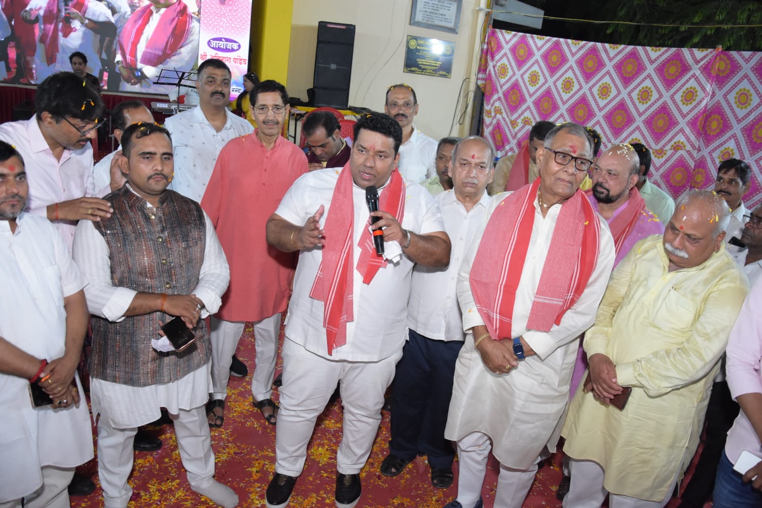 हिंदी सामाजिक संस्था द्वारा आयोजित फूलों की होली में शामिल हुए गणमान्य