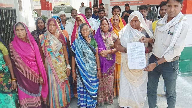 गंगापट्टी के निवासियों ने ठेकेदार पर लगाया धांधली व मनमानी का आरोप