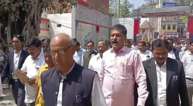 अधिवक्ता को मारने की हुई कोशिश, बदमाशों के विरोध में मड़ियाहूं में हुआ प्रदर्शन