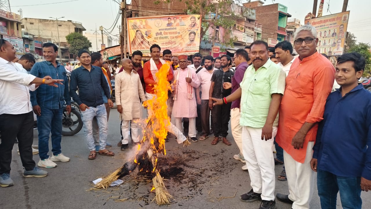 बदलापुर में अखंड राजपूताना सेवा संघ ने जलाया सपा सांसद का पुतला